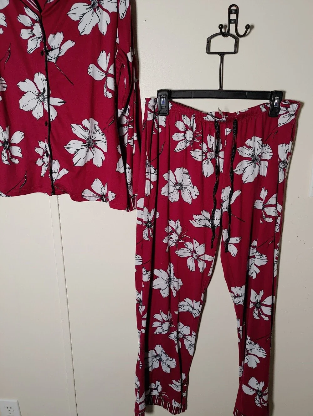 Like New Flora Nikrooz Classy LG 10/12 Floral Long Sleeve Pajama Set